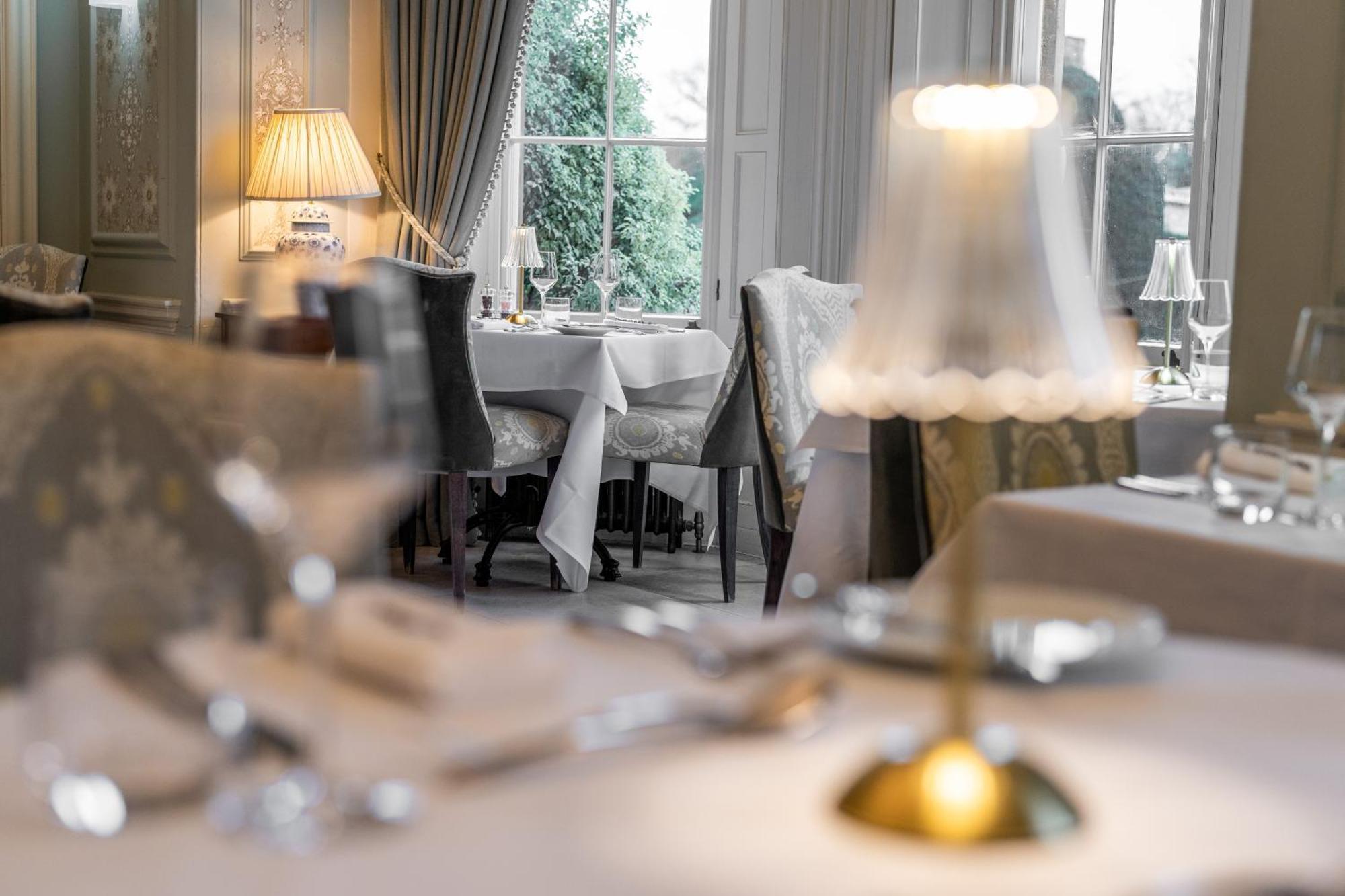 Weston Manor Hotel Bagian luar foto