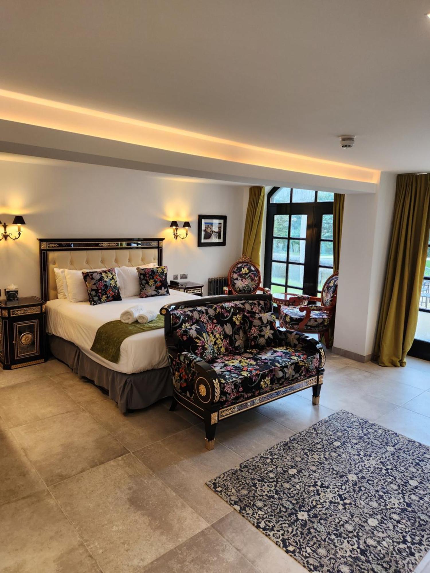 Weston Manor Hotel Bagian luar foto